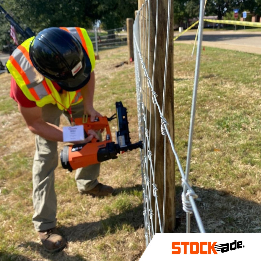STOCKadeIberia's tweet photo. La grapadora para cercas ST400i hace que el trabajo sea más rápido, fácil y seguro. ¡Ahorra tiempo, energía y dinero!

#NeverStopBuilding #grapadora #stockade #agricultor #ganadero #ganado #agricola #cercas #clavadora  #grampiñones #CercadoRápido #CercadoSeguro #GrapadoraST400i https://t.co/az75Ryggje
