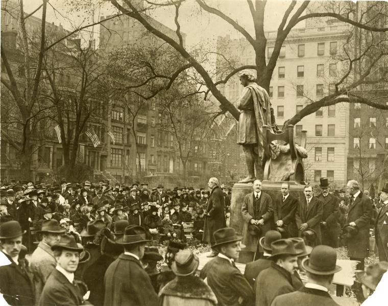 LRonLacy's tweet photo. #OTD in 1913
👇🧵
Bronze statue of fabled Shakespearean actor #EdwinBooth (1833-1893) by #sculptor #EdmondTQuinn (1868-1929) unveiled Nov. 13, 1918, Booth's birthday, in #GramercyPark, NYC. Booth was the founder of the club The Players, whose stately headquarters on the park ➡️ https://t.co/ewXUdO3Wll