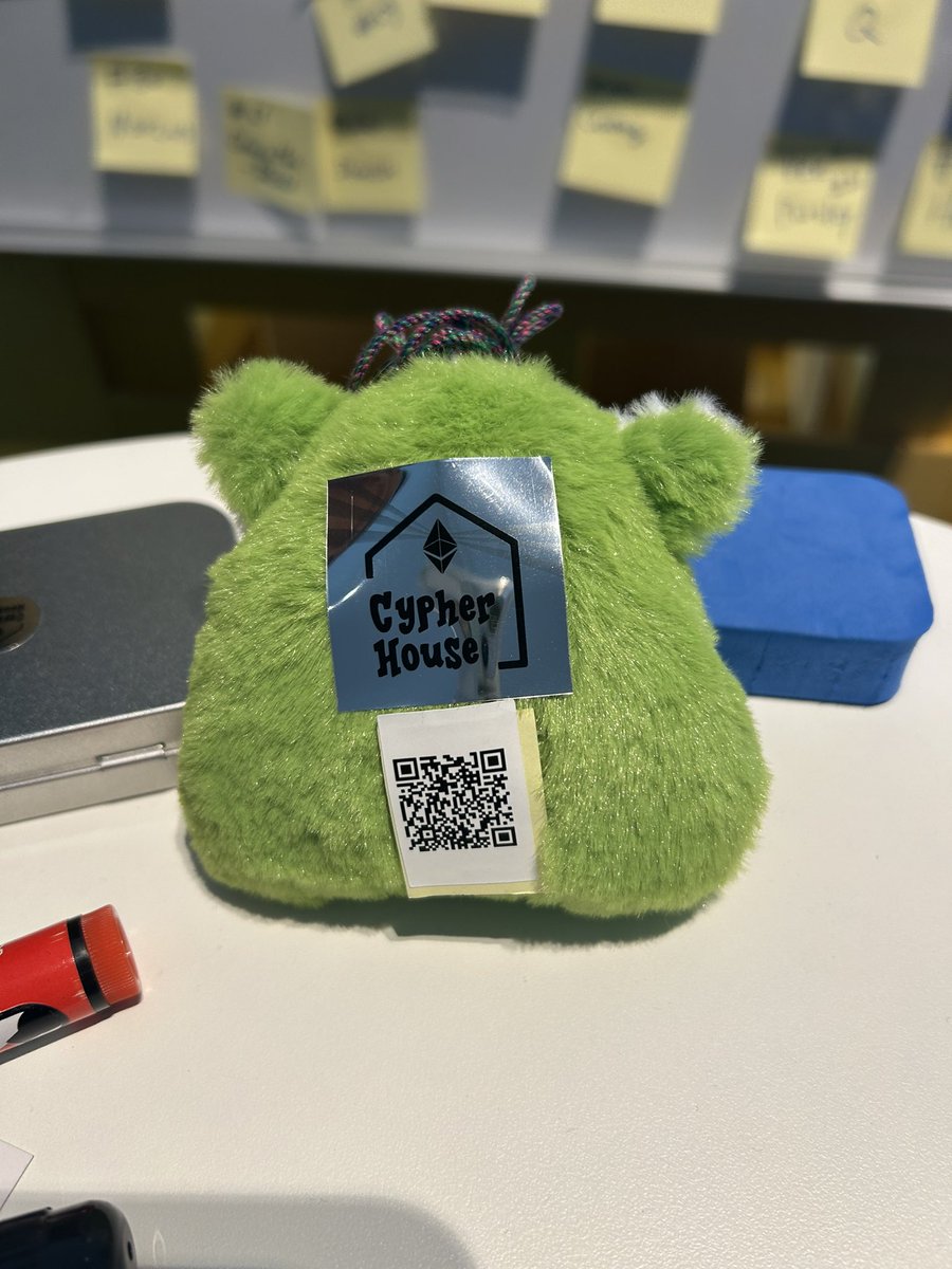 tankxu's tweet photo. Try to bring some fun frogs home, scan me 😍🐸
#frogcrypto #DEVCON https://t.co/oAyMpsJeYm