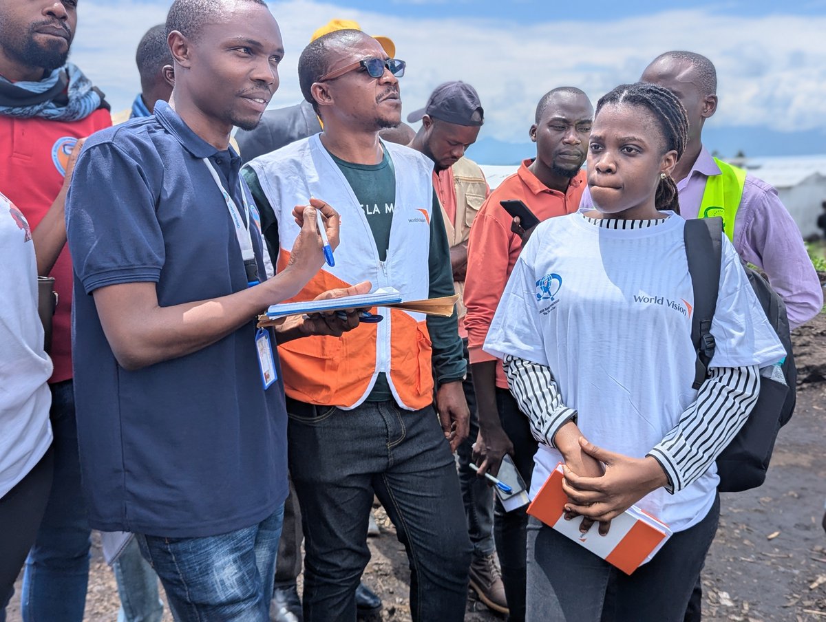 UrFrontier25552's tweet photo. 📍@CSF a renforcé sa présence au Nord-Kivu dans le Nyiragongo, pour évaluer la protection de l'enfance dans les sites de déplacés. 🌍 Ils ont visité un futur Espace Amis d’Enfants 🏡 et présenté des activités pour les enfants. 🎉 La mission se poursuit. 🤝 #ProtectionEnfance https://t.co/egqyoSLtw8