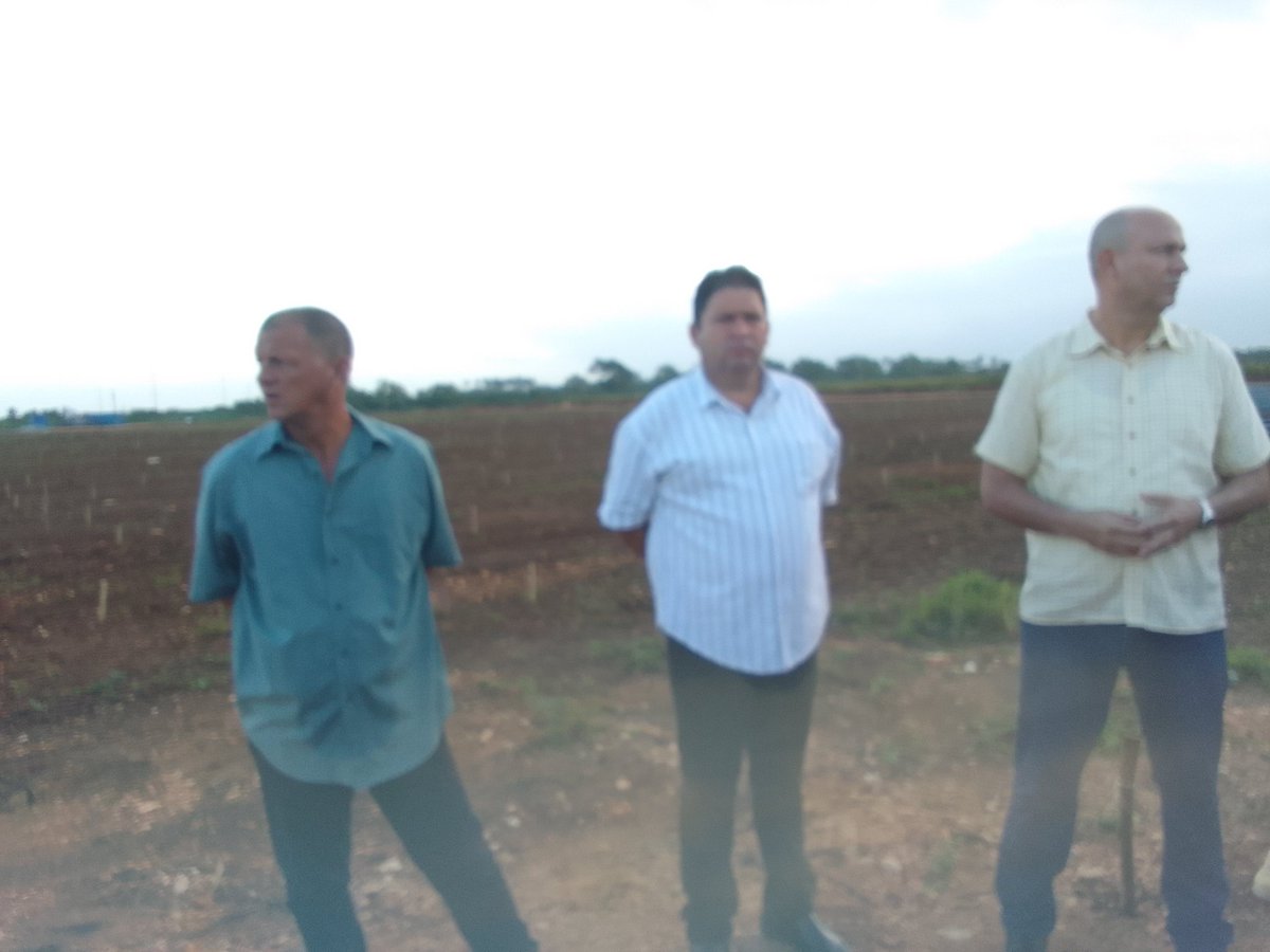 HidalgoYudenys's tweet photo. Con la presencia de Julio Heriberto Gómez Casanova  Primer Secretario Del Partido en nuestra provincia Y Alfre Menéndez Pérez Diputado a la asamblea nacional y gobernador en  #CiegodeAvila  se chequea el parque solar fotovoltaicos https://t.co/piIdzI2UzC