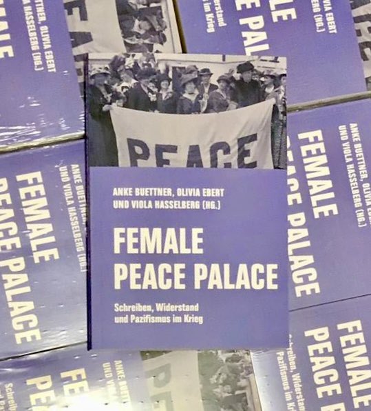 Feministisch: „Female Peace Palace. Schreiben, Widerstand und Pazifismus im Krieg“, hg.v. Anke Buettner, Olivia Ebert und Viola Hasselberg in Kooperation mit der Monacensia im Hildebrandhaus und den Münchner Kammerspielen.
Mehr: verbrecherverlag.de/shop/female-pe…