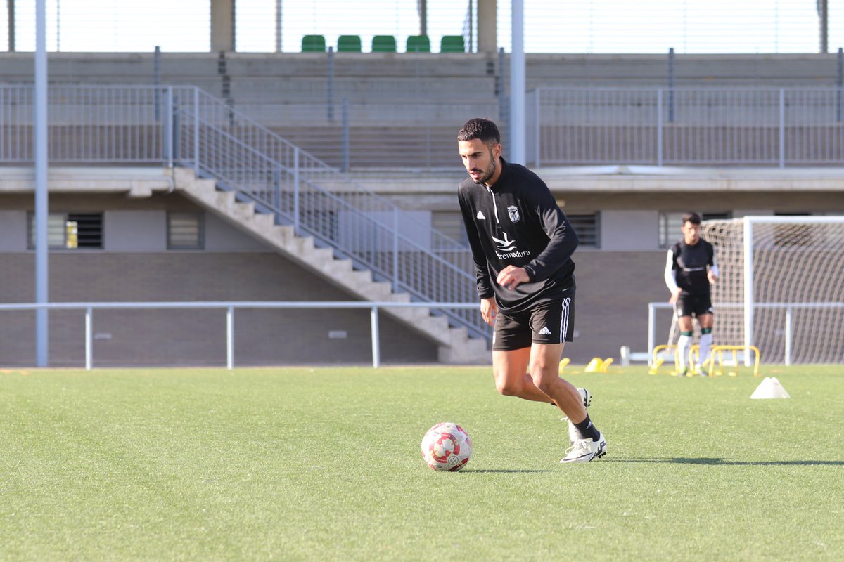 CDBadajoz's tweet photo. 💪🏼 ¡Comenzamos la preparación para el #PueblaBadajoz, nueva sesión de entrenamiento completada! ✅ https://t.co/tZc3J4PgMO