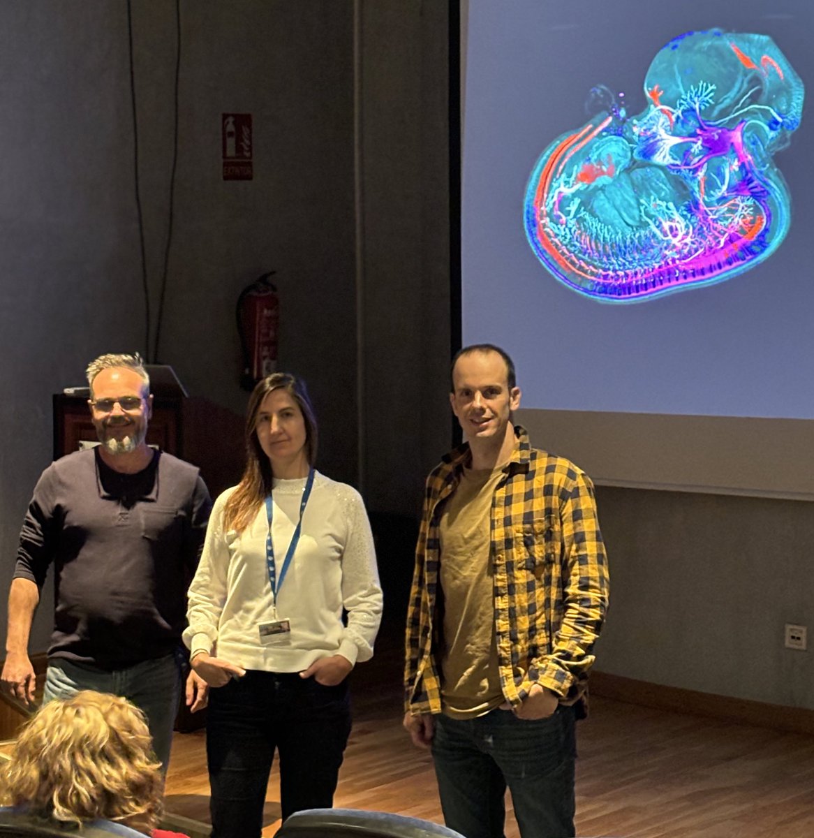 Hoy se celebra en el #CABD la jornada de microscopia óptica organizada por Katherina García, Juan C. Millán y Alejandro Campoy del servicio de microscopia-ALMIA

En esta jornada se explican las técnicas y recursos en sus estudios!