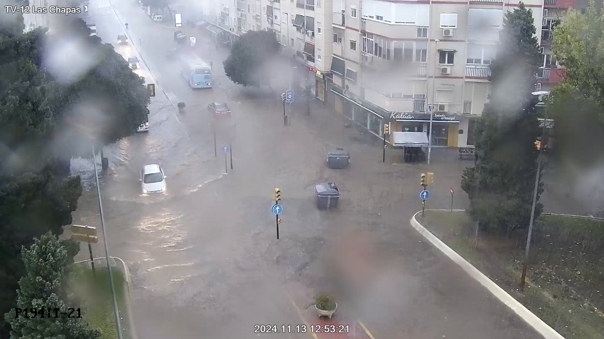 ⚠️ 12.55 h: Grandes balsas de agua en Plaza Aparejador Federico Bermúdez.