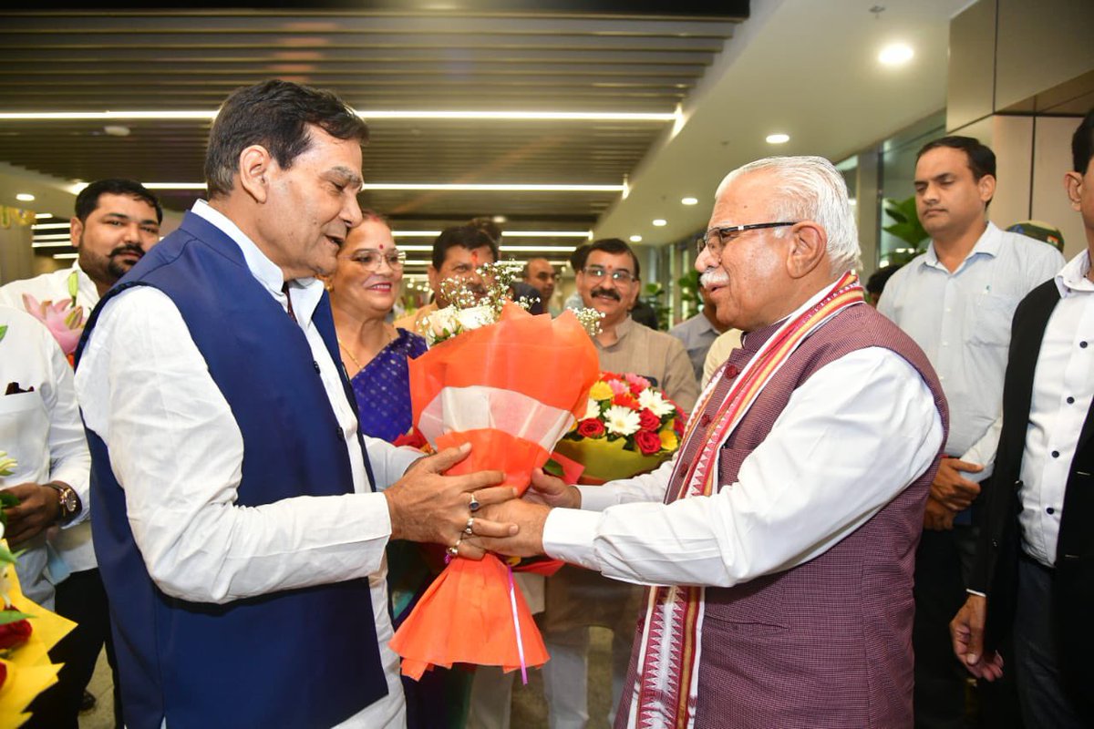 SBM_UP's tweet photo. लखनऊ में गरिमामय स्वागत!
माननीय नगर विकास मंत्री श्री ए. के. शर्मा जी ने लखनऊ हवाई अड्डे पर माननीय ऊर्जा और आवासन एवं शहरी कार्य मंत्री श्री मनोहर लाल खट्टर जी का स्वागत किया!
#UrbanDevelopment #UDDUP
@NagarVikas_UP
@MoHUA_India
@SwachhBharatGov
@mlkhattar
@aksharmaBharat https://t.co/VedNR4iOMF