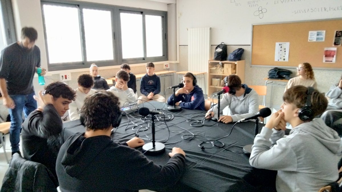 INS_Vilamajor's tweet photo. Avui al projecte de 📻 de 4tESO ha vingut @eixidacultura a ajudar-nos a gravar el nostre programa #vilasports 😎💪😁 Ens han ensenyat com funciona tot plegat, com col·locar-se i han practicat la locució 👏☺️ #ràdio #RCS #projectes #ràdiointerminent https://t.co/4W4W1ADNZB