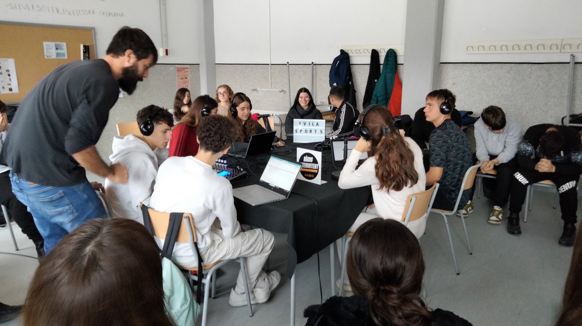 INS_Vilamajor's tweet photo. Avui al projecte de 📻 de 4tESO ha vingut @eixidacultura a ajudar-nos a gravar el nostre programa #vilasports 😎💪😁 Ens han ensenyat com funciona tot plegat, com col·locar-se i han practicat la locució 👏☺️ #ràdio #RCS #projectes #ràdiointerminent https://t.co/4W4W1ADNZB