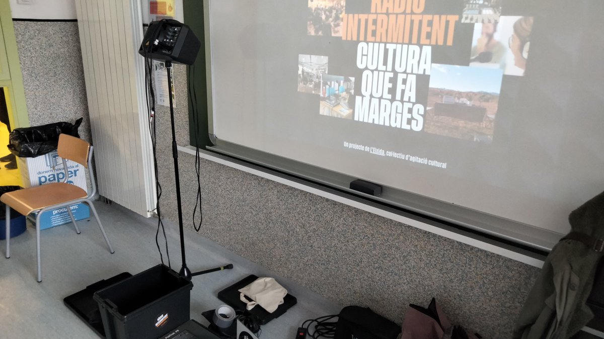 Avui al projecte de 📻 de 4tESO ha vingut <a href="/eixidacultura/">L'Eixida</a> a ajudar-nos a gravar el nostre programa #vilasports 😎💪😁 Ens han ensenyat com funciona tot plegat, com col·locar-se i han practicat la locució 👏☺️ #ràdio #RCS #projectes #ràdiointerminent