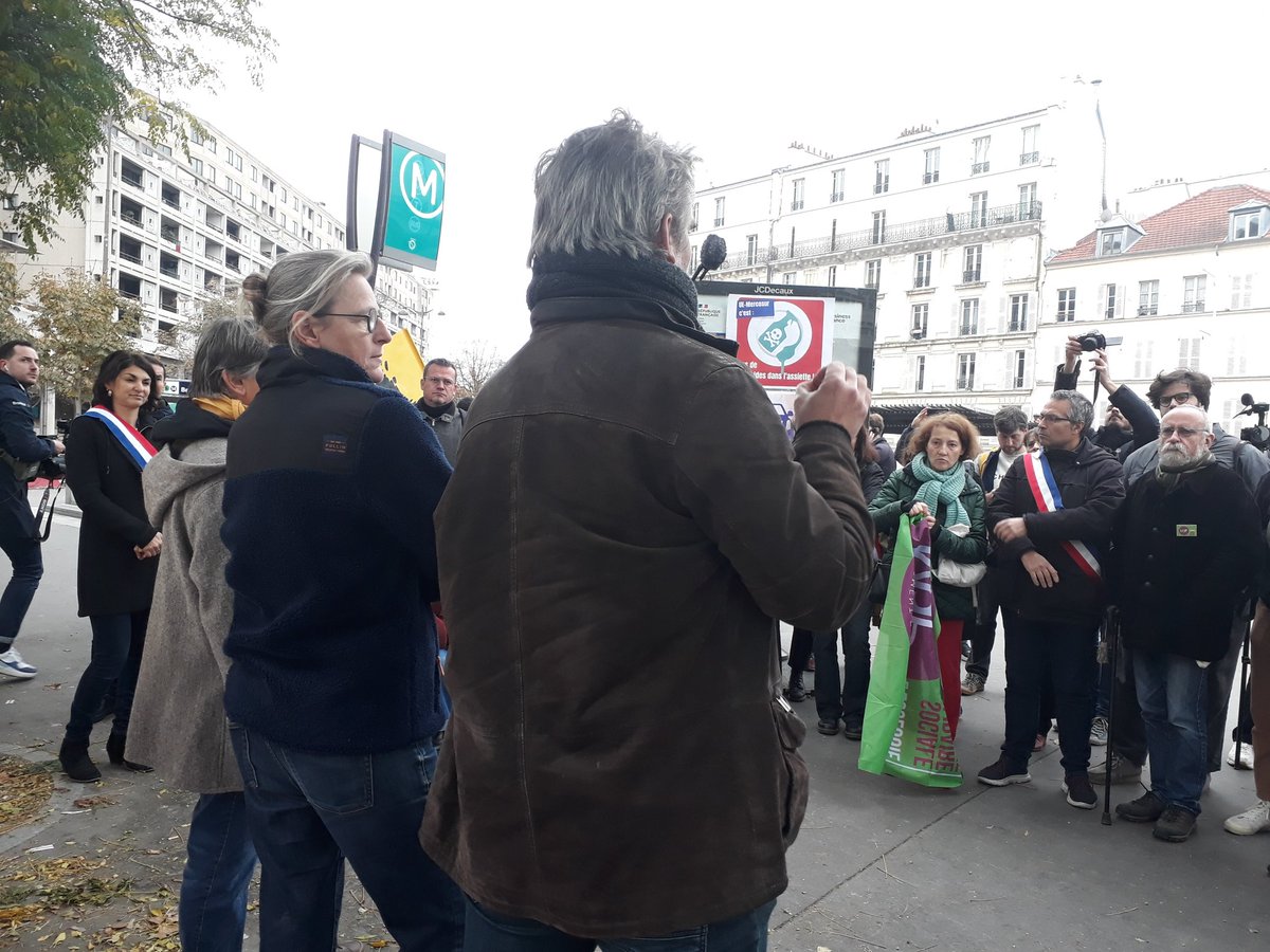 Les orgas du collectif Stop Ceta-Mercosur et la Confédération paysanne mobilisées devant Bercy contre l'accord de libre-échange avec le #Mercosur.
"En France il n'y a plus de majorité sociale pour cet accord. Il faut l'entendre"
#agriculture #alimentation