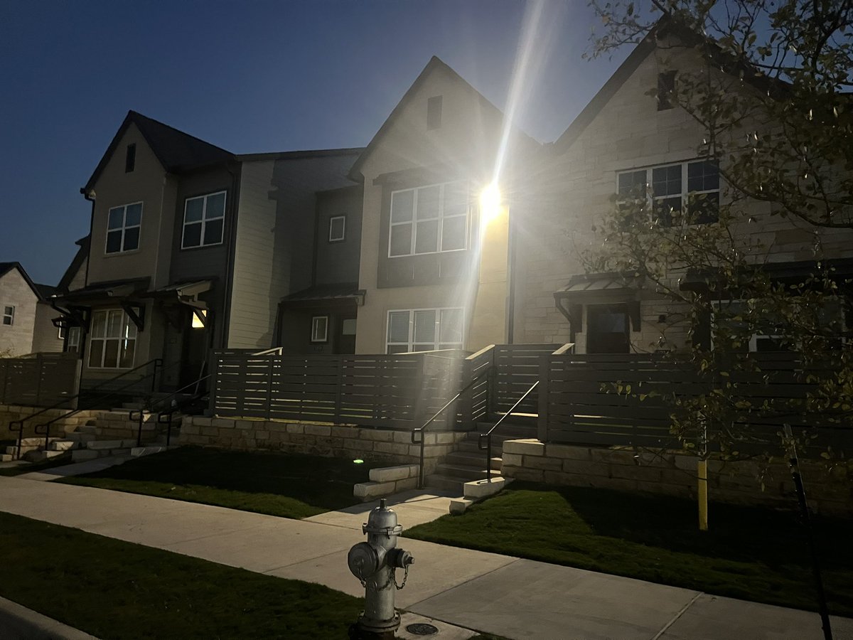 leanderkeeprail's tweet image. Row homes walking distance to mass transit into Austin. 2k per month. So much availability.