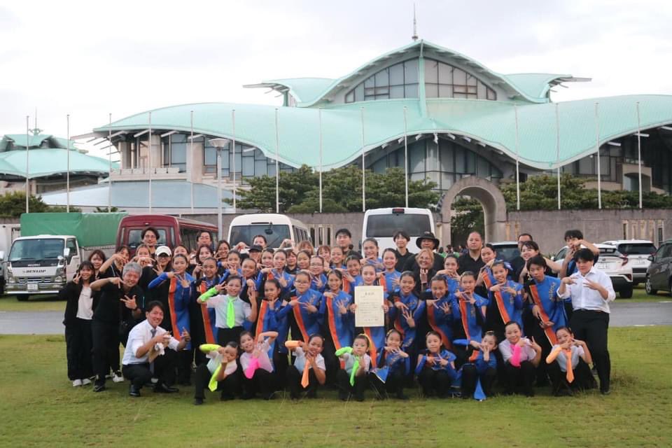 11/10(日)に行われた「マーチングバンド&amp;バトンinオキナワ2024」に出場し、【金賞】を受賞することができました！
これまで保護者はじめ、多くの方々に支えていただき、感謝を込めて演奏演技しました。演技後のみんなの顔は、達成感にあふれ、笑顔で終えることができました。