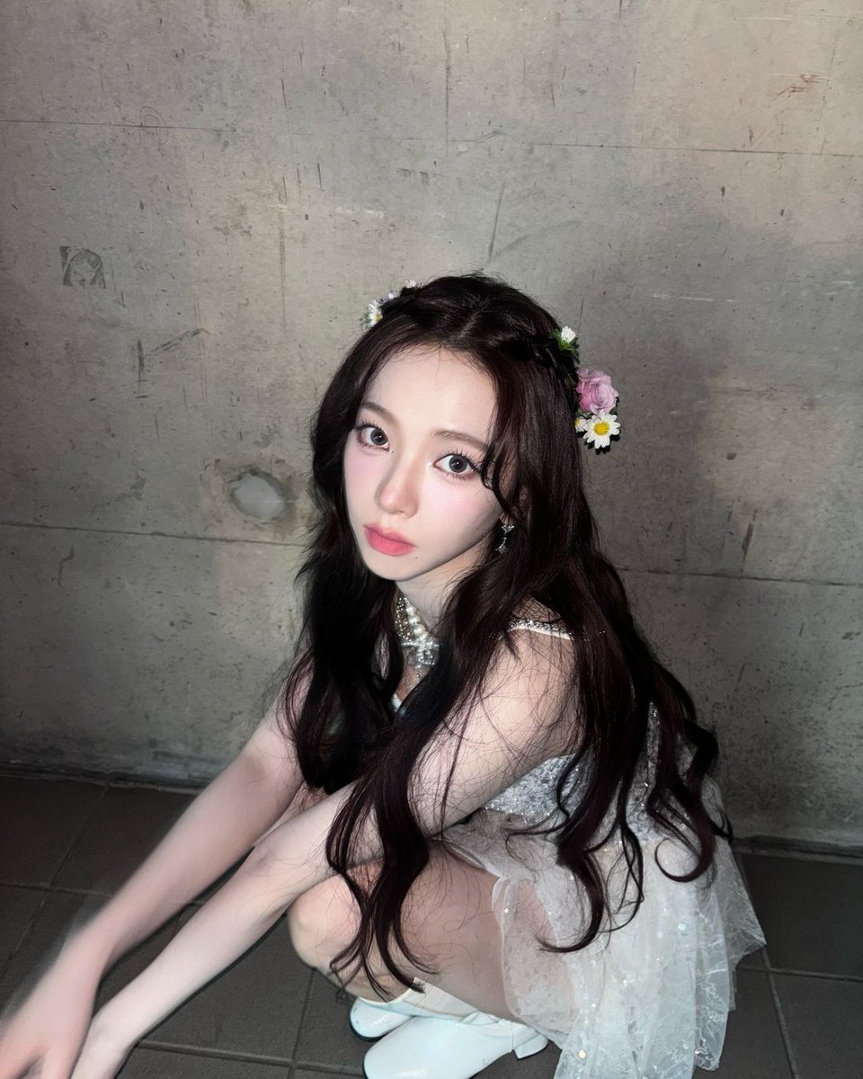 yujimij's tweet photo. In a quiet moment, I crouch down, capturing a moment that's somehow even sweeter. The pose, simple as it is, brings out a charm that's almost unexpected, adding a sweetness to the elegance, a princess-like moment that feels almost 𝘮͟𝘢͟𝘨͟𝘪͟𝘤͟𝘢͟𝘭.  ⭒๋࣭  ☄️ ׄ ₊ https://t.co/OT6cgn9ggV