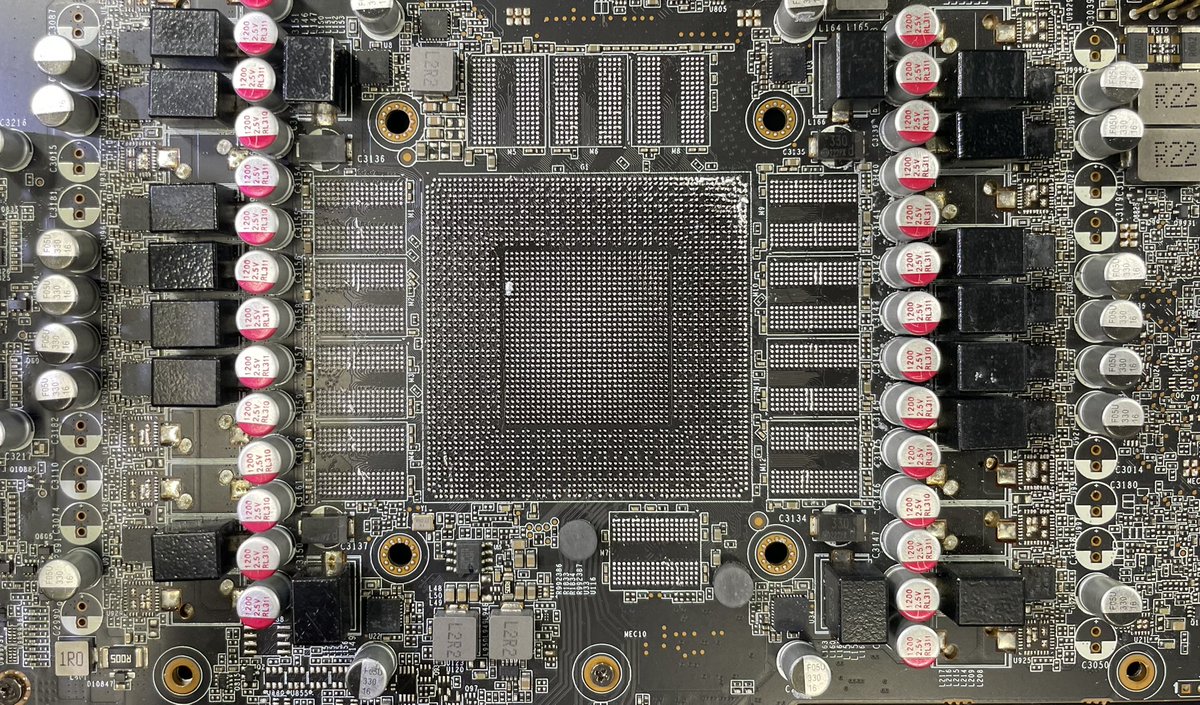 「RTX 4090の修理依頼がありました。LEDは点灯するものの、画面出力がされない状態。分解してみると、なんと主要部品が載っていませんでした…。  
購入経緯を確認したところ、フリマサイトで“少しでも安く”と購入したそうです。結果、高価な勉強代に…。