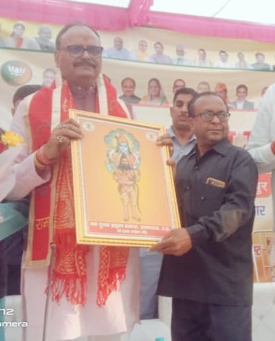 nybsup's tweet photo. नव युवक ब्राह्मण समाज के संस्थापक एवं अध्यक्ष पंडित लवकेश मिश्र ने उत्तर प्रदेश सरकार में माननीय उपमुख्यमंत्री पंडित @brajeshpathakup जी से मुलाकात कर उन्हें भगवान परशुराम जी की स्मृति चिन्ह भेंट कर उनसे आरा कला ग्राम सभा कजरी गढ़ में हुई ब्राह्मण हत्या के विषय में चर्चा की (1/2) https://t.co/LUlgOBtkdr
