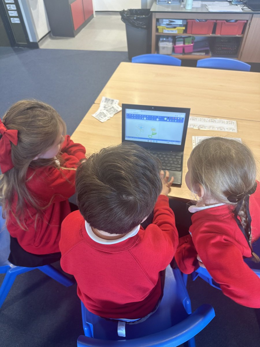 GCPYEAR2's tweet image. We’ve drawn flowers using the trackpad on the chromebooks, look at some of our work! @PrimaryGreat #gcpcomputing