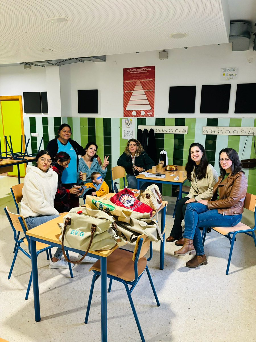 palmerashoriz30's tweet photo. “Formación de Familiares” : Compartiendo inquietudes en alfabetización y formación, suscribiendo compromisos. Cada miércoles en Colegio Pedagogo García Navarro, barriada Palmeras🚀#AEEs #comunidadesdeaprendizaje #SAUCACordoba #cda https://t.co/SUE0Wd7RL1