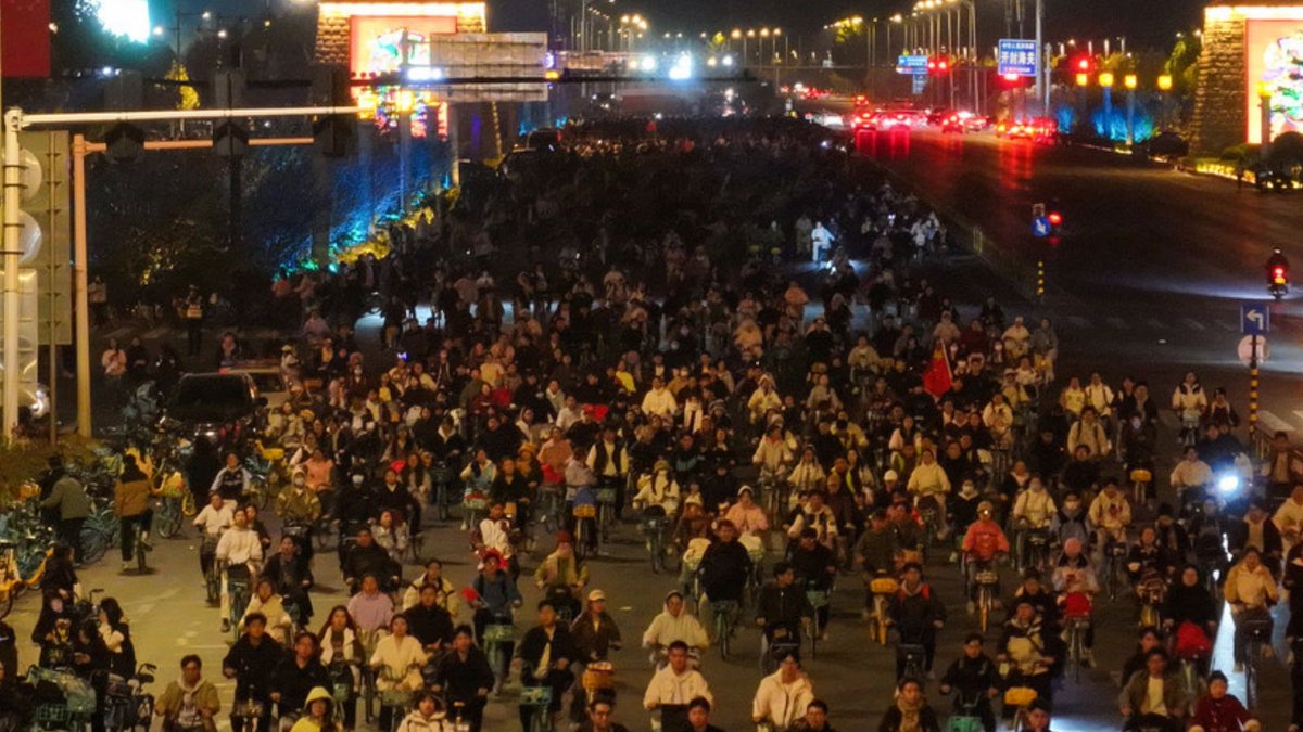 NTelemicro5's tweet image. Unos 100,000 jóvenes en bicicletas paralizan el tráfico en China

#China #FlashMob #NTelemicro5 #PrimeraEmisiónNT5
ntelemicro.com/unos-100000-jo…