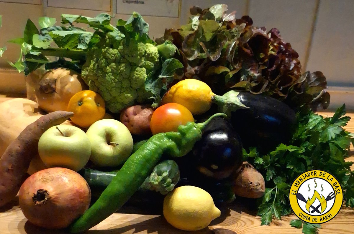 🍅🥦 Totes les nostres fruites i verdures són 100% ecològiques i de proximitat!
🍋 Treballem amb productores agroecològiques de la zona, que respecten el medi ambient i les condicions laborals de les treballadores.

😋 Vine a gaudir del nostre #MenjarCasolà de dilluns a divendres