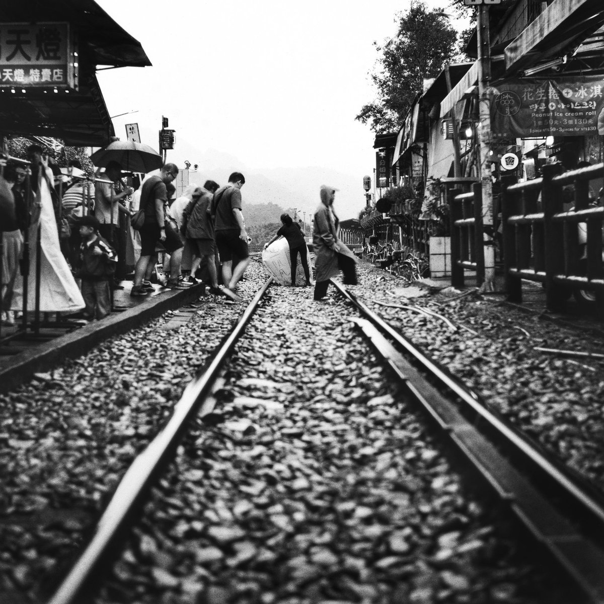 vyvpoon's tweet photo. Taiwan Shihfen

Fujica super six

#photograghy 
#filmphotograghy
#blackandwhitephotography 
#fujica https://t.co/r1LEJYVDZ3