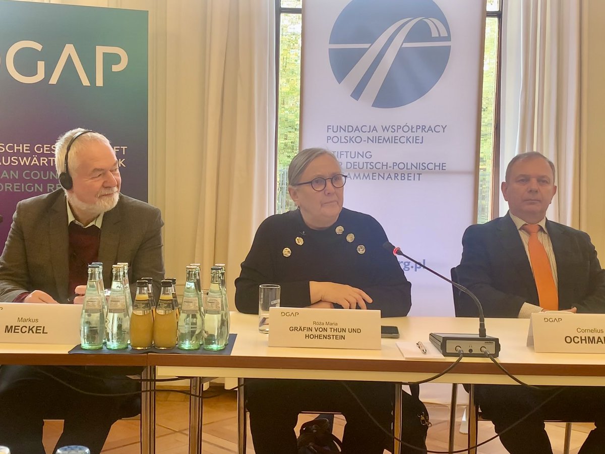 Der GK #Polen widmet sich heute der „Modernisierung der 🇵🇱 Gesellschaft“. Für einen heiteren Einstieg sorgte die Politikerin ⁦@rozathun⁩ mit dem Hinweis auf die Pünktlichkeit polnischer Züge - im Gegensatz zu den deutschen. ⁦<a href="/dgapev/">DGAP</a>