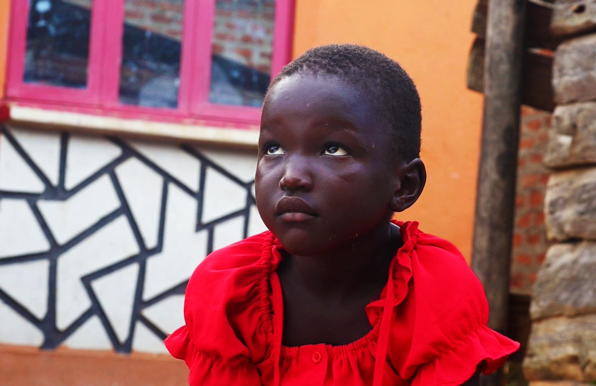 hellbrapper's tweet image. Since it was a family affair, my sister’s #Story Song featured my first daughter Tyra, she played a remarkable scene in the story line. She actually wondered what an Aunt she had ! 
As a father, I felt so proud using my own child in my video. 

Audio 👉 westnilebiz.com/audio/24034/st…