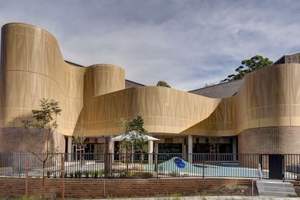 lexurbangroup's tweet photo. La escuela pública Darlington, de Chippendale, Sydney, Australia, fue premiada como Mejor Edificio del Año en el Festival Mundial de Arquitectura, celebrado el pasado 8/11 en Singapur, entre +200 Darlington es la 2da escuela consecutiva en recibir el premio
#Darlington #Australia https://t.co/vC51If1eoO