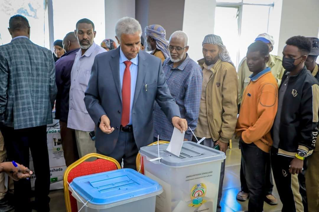FarahJuxa's tweet photo. Somaliland goes to polls:
New president and 3 official political parties are expected to emerge.
Wish them all well. Nabad iyo deganaan ku codeeya. https://t.co/HgwuUuhOEF