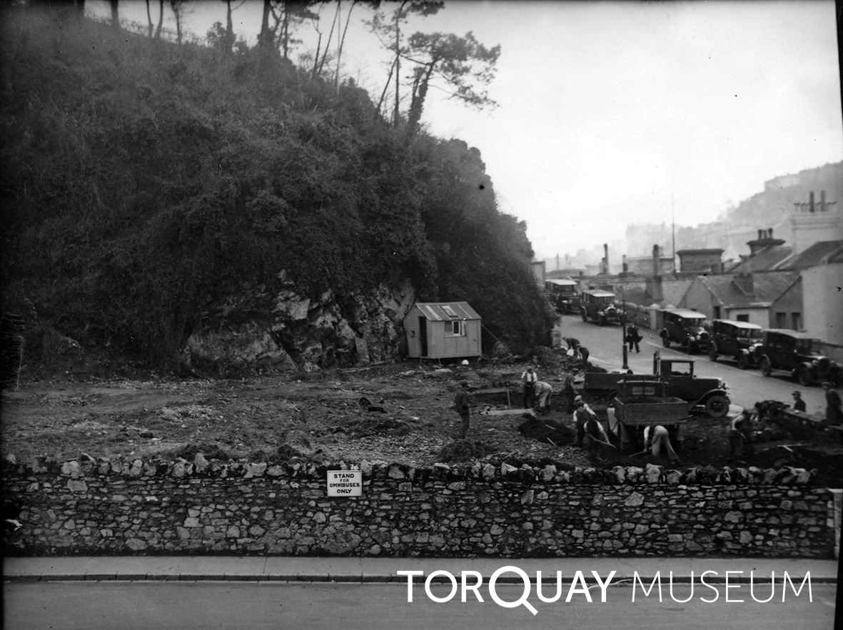 TorquayMuseum's tweet image. 📷 Can you help us identify this building site? We think this photograph was taken in the Braddons area of #Torquay in the #1920s and the men are clearing the site for building houses. #DigitalArchives