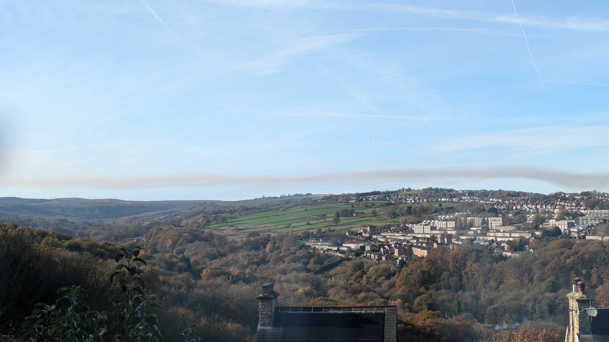 malcolmgibbons5's tweet photo. Huge plume of smoke from the moors beyond Stannington to Stannage Edge @cprepdsy @BBoBillsMothers https://t.co/bTeKMrMhlv