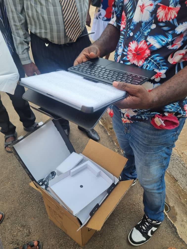 Yawoozasuame's tweet photo. JUST IN
Asanteman SHS has this morning received 4000 laptops from education ministry for students as part of Dr. Bawumia’s One Student, One Laptop/Tablet initiative.
Vote wisely, #VoteNumber1
#BoldSolutionsForOurFuture
#Bawumia2024
#ItsPossibleTogether https://t.co/eLxBdEhTBa