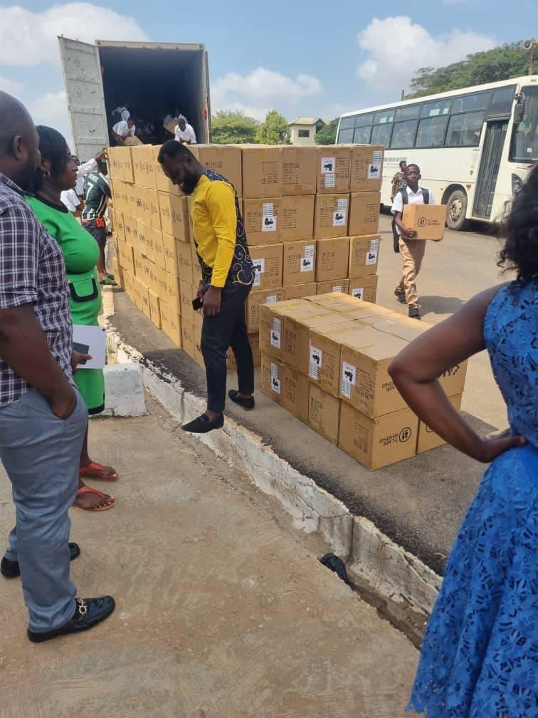Yawoozasuame's tweet photo. JUST IN
Asanteman SHS has this morning received 4000 laptops from education ministry for students as part of Dr. Bawumia’s One Student, One Laptop/Tablet initiative.
Vote wisely, #VoteNumber1
#BoldSolutionsForOurFuture
#Bawumia2024
#ItsPossibleTogether https://t.co/eLxBdEhTBa