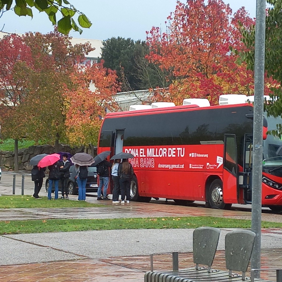 Cua d'estudiants sota la pluja per donar sang a la <a href="/UdGPolitecnica/">Escola Politècnica Superior #50EPS</a> 
#OrgullUdG