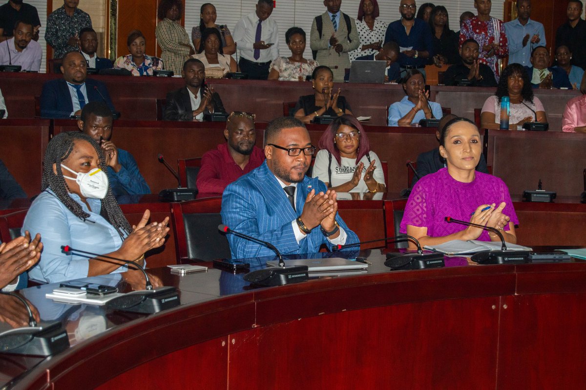 📢 El Ministro #IvánBacale ha presidido hoy la entrega de despacho entre DG de Economía y Cuentas Nacionales saliente, Juan Pedro Akieme y la entrante, Benita Ebang Nzang. Akieme ofreció su apoyo a su sucesora, quién se ha comprometido a trabajar con ética y colaboración.#Relevo