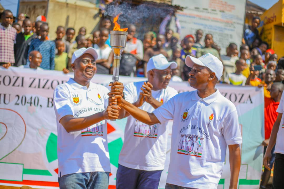 BubanzaCommune2's tweet photo. #Burundi:Mu gitondo co kuri uyu wa 13/11/2024 niho Intara ya @BubanzaProvince yashikiriza urumuri rw'amahoro Intara ya @BujumburaProv inyuma yo kumurikira ibikorwa vy'iterambere mu ma Komine ya #Bubanza na #Mpanda.
@NtareHouse
@intwararumuri 
@MininterInfosBi 
#Ayiwacu. https://t.co/7bbno0oOVY