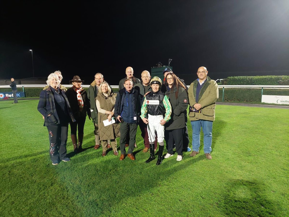thegoodracingco's tweet image. We were delighted to see Graham Lee Racing Club members enjoying their time in the Parade Ring last night at Southwell. Just one of the many benefits of being a member. As always, thank you for your support. It’s not too late to join, just £17 thegoodracing.co/grc-clubs/ #wevegotthis