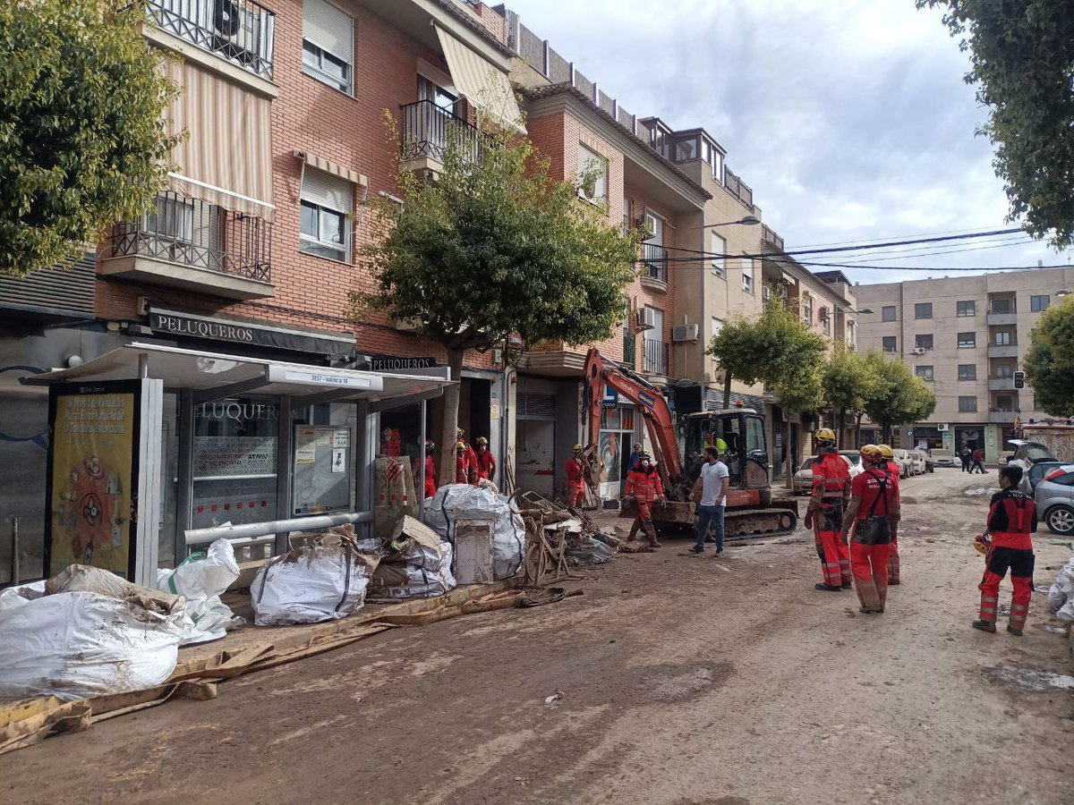 BombersdeMca's tweet image. 🚒 Ja fa deu dies que esteim ajudant amb les tasques neteja i sanejament a València. La majoria de feines són esgotaments d&apos;aigua i buidar i netejar aparcaments subterranis. Seguirem aquí fins que faci falta. Moltes gràcies per les mostres d&apos;agraïment. Entre tots en sortirem.