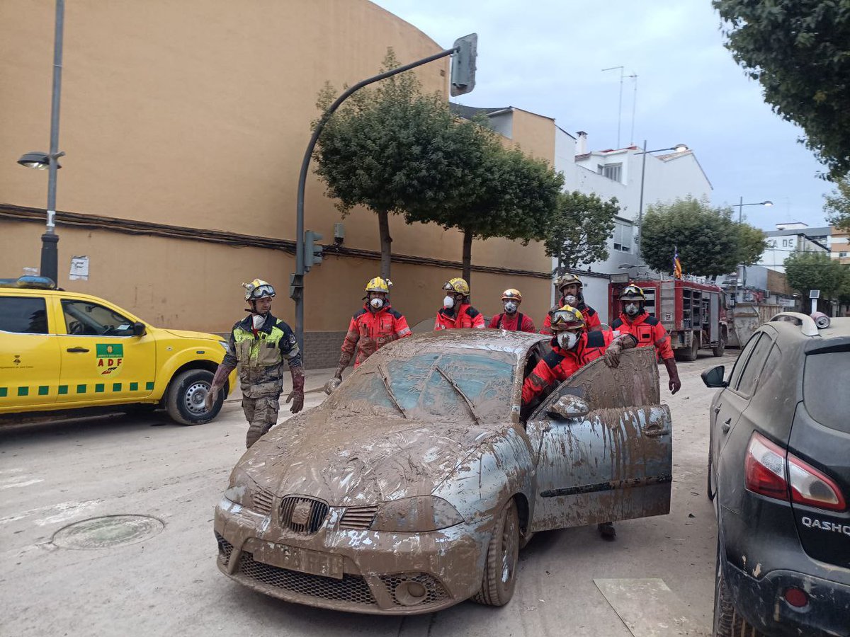 BombersdeMca's tweet image. 🚒 Ja fa deu dies que esteim ajudant amb les tasques neteja i sanejament a València. La majoria de feines són esgotaments d&apos;aigua i buidar i netejar aparcaments subterranis. Seguirem aquí fins que faci falta. Moltes gràcies per les mostres d&apos;agraïment. Entre tots en sortirem.