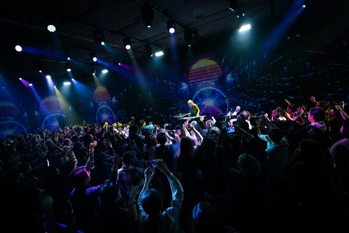 jwave813fm's tweet photo. /／
大盛況のMUUUSE ライブイベント（DJ SET）が二夜限定で上映決定！‼🍸
\＼

小室哲哉（TM NETWORK）による
「MUUUSE "TETSUYA KOMURO" NIGHT」の
上映イベントが11月22日（金）・29日（金）に開催決定🎉

11月8日に開催し、大盛況のうちに幕を閉じたライブイベント（DJ SET）「MUUUSE "TETSUYA KOMURO" NIGHT」の上映イベントの開催が決定。

MUUUSEコラボアーティストである #TMNETWORK の #小室哲哉 による貴重なDJプレイを収めた複数のカメラ映像をもとに、ヒットナンバー満載のスペシャルライブパフォーマンス（DJ SET）の様子をMUUUSEの24m×4.5mの巨大LEDで上映します。

週末の夜に特別な体験をMUUUSEでお楽しみください。

※19:00～20:00の間に通常展示もお楽しみいただけます。
※ゲストDJのミト（クラムボン）、OPENNING DJのMICHITAKA SAKAGUCHI（TOKYO NODE LAB）のDJパフォーマンス上映はございません。

🔗：イベント詳細はこちら🎫
https://t.co/S4jnL0bsBi

#jwave #muuuse #音に触れる光を聞く #MUUUSE #MUUUSE展 #ミューズ展 #jwave #tokyonode #虎ノ門ヒルズ #東京ノード  @tokyonode 
@tmnetwork_2014 @tetsuyakomurotk