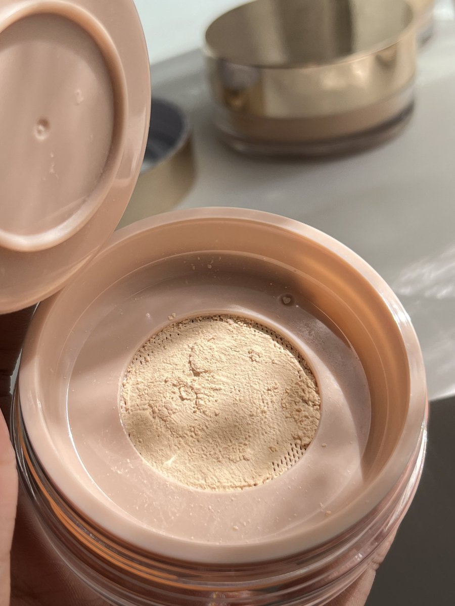 UNTUK PARA OILY SKIN PLEASE JANGAN PERNAH SKIP LOOSE POWDER KALAU GAMAU MAKEUP KALIAN CEPET LONGSOR 🙏🏻😇