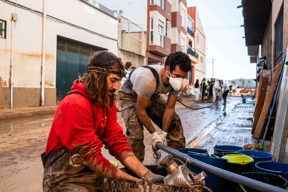 openarms_fund's tweet photo. 2 semanas después de las devastadoras inundaciones en Valencia, de nuevo  #AlertaRoja.
Nuestros equipos en la zona trabajan sin descanso desde entonces en esta enorme cadena solidaria. 
¿Nos ayudas a seguir?
https://t.co/dvhefe49vB

#EmergenciaValencia  #openarms https://t.co/6eDxPK1kpp