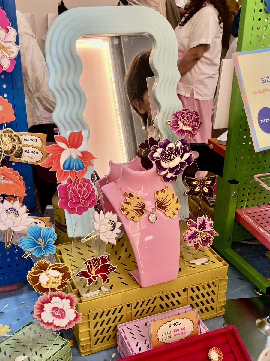 raihanahred1's tweet photo. Totally in love with this local business’s way of preserving our Batik culture 😍 

by Oh Dayang 

#batik #malaysia #culture #Accessories #pasarseni #centralmarket 
#JRN500 #Journspirasi #DigitalJournalism
@JRN500 https://t.co/YqzRtm1vlc