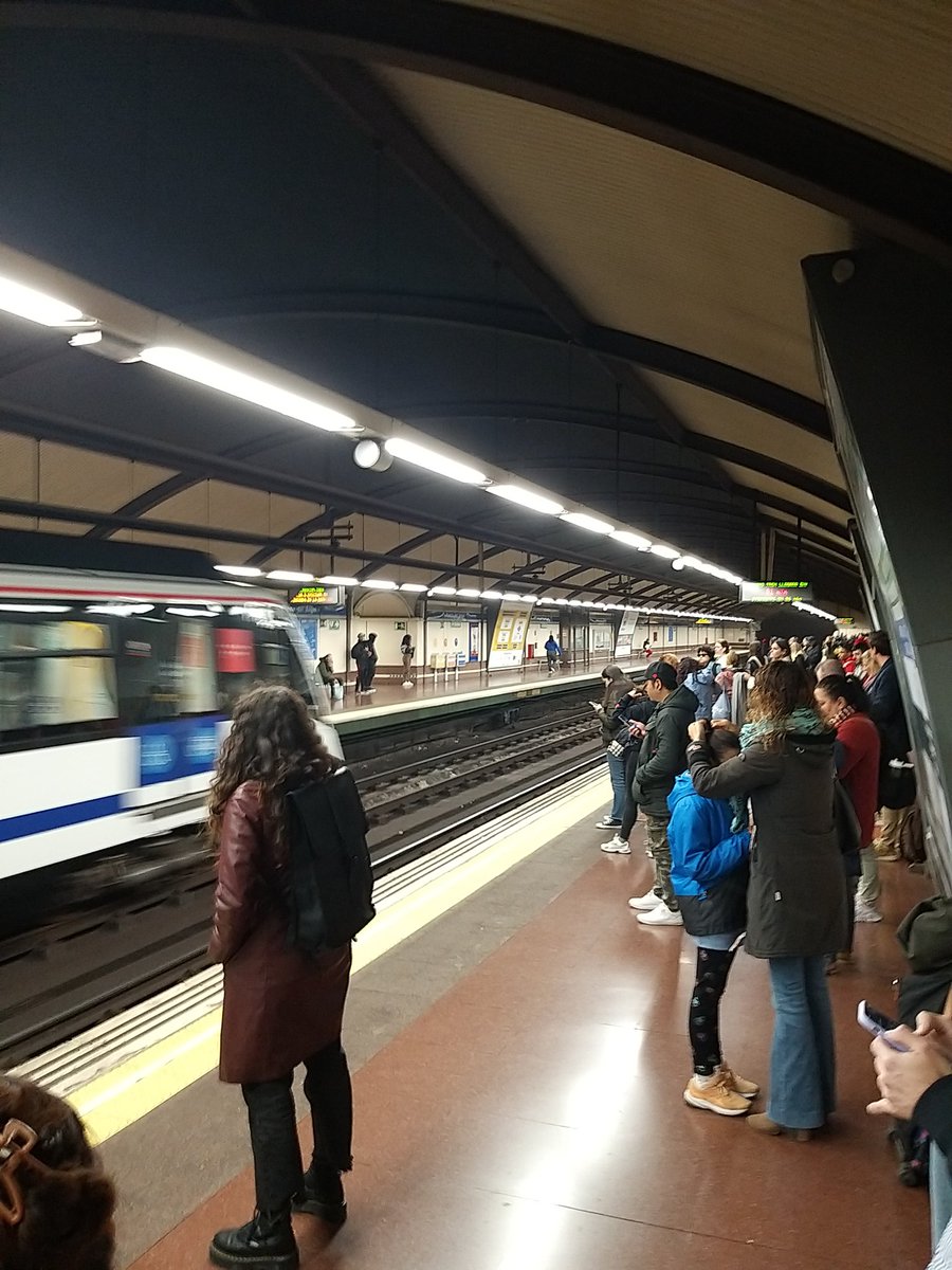 myrids's tweet photo. Otro día más... Anden 2 lleno y sin pasar metros y en el Anden 1 cada 2 minutos con el andén vacío @metro_madrid https://t.co/e8O07PNco7