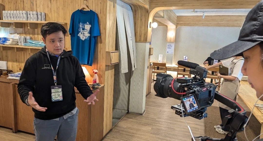 VongdudeJason's tweet image. Did a quick video shooting . . . talking about how much I like @Algorand 😎