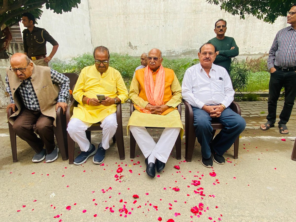 AmitAgarwalBJP's tweet image. आज शांति कॉलोनी रुड़की रोड में आर०डी०ए के पदाधिकारियों के साथ कॉलोनी का दौरा किया तथा जनता की समस्याओं को सुना!
#survey #PublicProblem #rda #Meerut