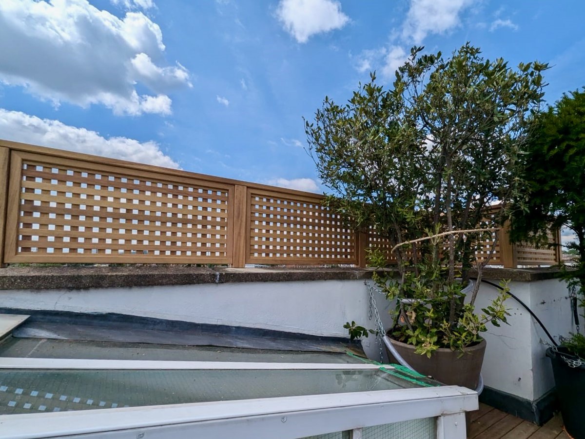 Extra privacy has been added to this London roof terrace with bespoke square trellis panels which have a small 18mm gap. They were handcrafted in our Essex workshop from responsibly sourced Iroko timber.

#RoofTerrace #Landscaping