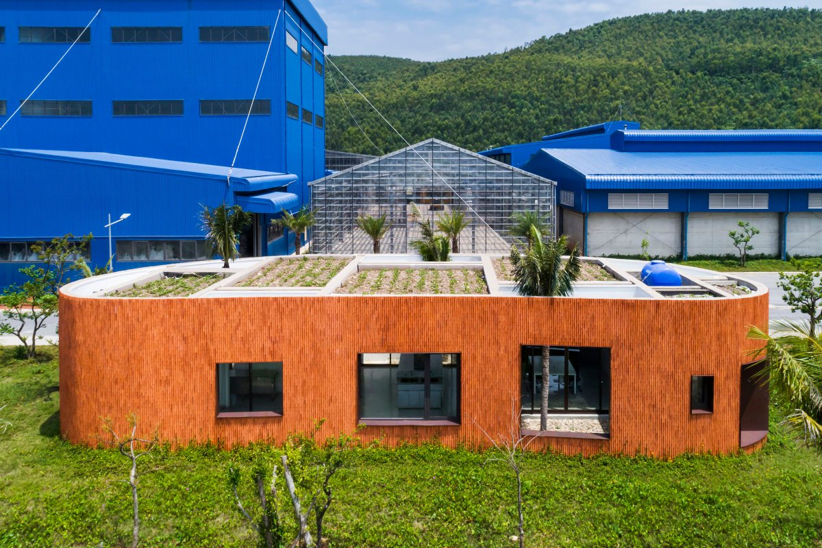 Archello's tweet photo. Inrestudio’s The Gamelle merges function with nature in Vietnam, using a bean-shaped, porous brick envelope that shields from sea breezes while framing coastal views.
https://t.co/onLf9xvZhL
#SustainableArchitecture #NatureIntegration #InnovativeMaterials https://t.co/uQq0tKXKWZ
