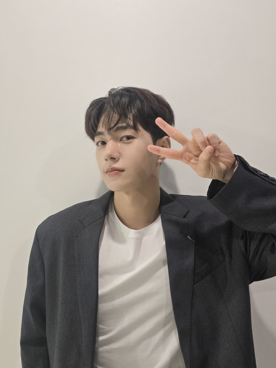 LKMS_official's tweet photo. [📷] It’s Showtime

그 어떤 디저트보다 달달한 명수 음색👍
오브피릿에게 이미 명수는 영원한 Universe💫

#김명수 #KIMMYUNGSOO #엘 #L 
#ItsShowtime https://t.co/34HVZvtZIG