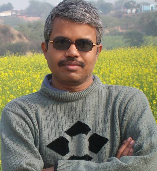 Shubhamshuklamp's tweet photo. खुलासा। खुलासा, खुलासा। बहुत बड़ा खुलासा! फैला दीजिए इसे हर जगह- 

दिलीप मंडल और लक्ष्मण यादव के बीच चल रही बहस के बीच लक्ष्मण यादव ने ट्वीट कर बड़ा दावा कर दिया है। लक्ष्मण यादव ने कहा कि-

- भीमराव अंबेडकर जी ने अपने आत्मकथा में बताया है किस तरह से बैलगाड़ी वाले ने उनके साथ भेदभाव किया।

 -लक्ष्मण यादव ने ये भी कहा कि बाबा साहेब ने अपनी आत्मकथा में बताया है कि हमारी बहन को कपड़े इसलिए धोने पड़ते थे क्योंकि हम अछूतों का कपड़ा कोई धोबी धोता नहीं था. 

- आगे अंबेडकर जी की आत्मकथा का हवाला देकर लक्ष्मण यादव ये भी कहते हैं कि हमारे बाल भी मेरी बड़ी बहन काटती थी। क्योंकि कोई नाई हम अछूतों के बाल नहीं काटता था।

यानी लक्ष्मण यादव ने ख़ुद बता दिया कि अंबेडकर जी के साथ भेदभाव करने वाले कौन थे। फिर इसमें ब्राह्मणों/सवर्णों के खिलाफ नफ़रत क्यों फैलाई जाती है?