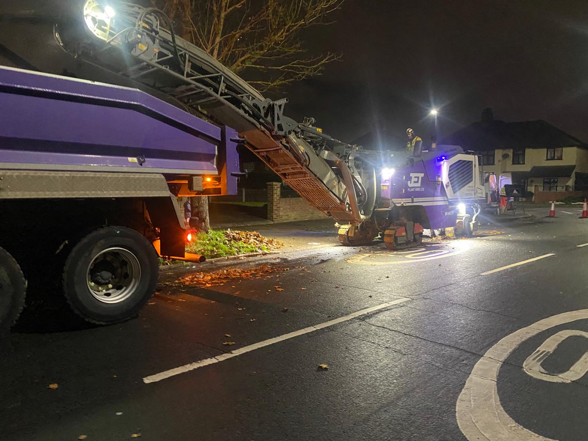 HounslowHways's tweet photo. 🌙 Night resurfacing works were underway at Hall Road. Leaf blowers and sweepers active before milling off. 👍 #HounslowHighways #RoadWorks #CommunityUpgrade #CommunityFirst https://t.co/h4FbCM7NJk